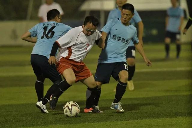 欧冠-吉鲁2球2助攻 AC米兰4-0大胜夺小组第2出线